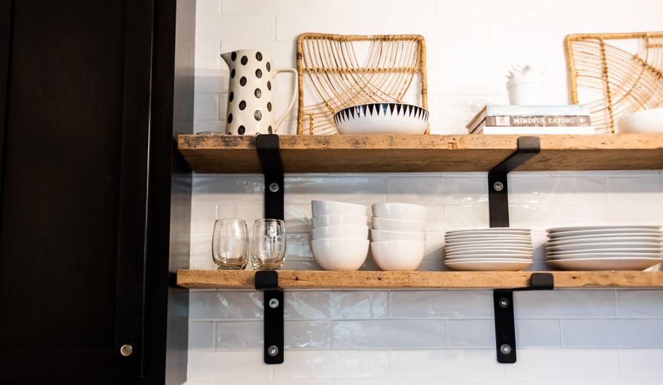 Luchtig ingerichte keuken met houten open rek