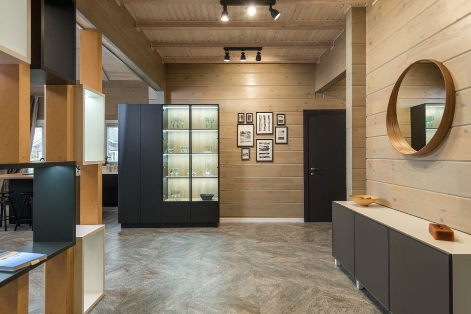 Eetkamer met houten vloer en warme lichtinval Eetkamer met houten vloer en warme lichtinval