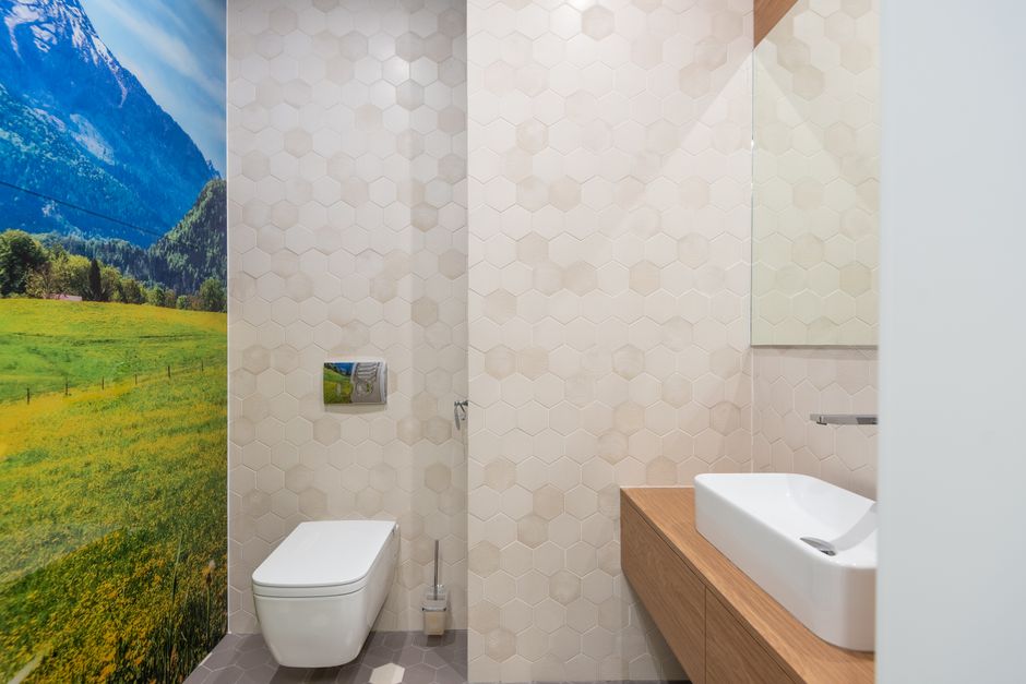 Wandplanken met decoratieve accessoires in stijlvol toilet. Wandplanken met decoratieve accessoires in stijlvol toilet.