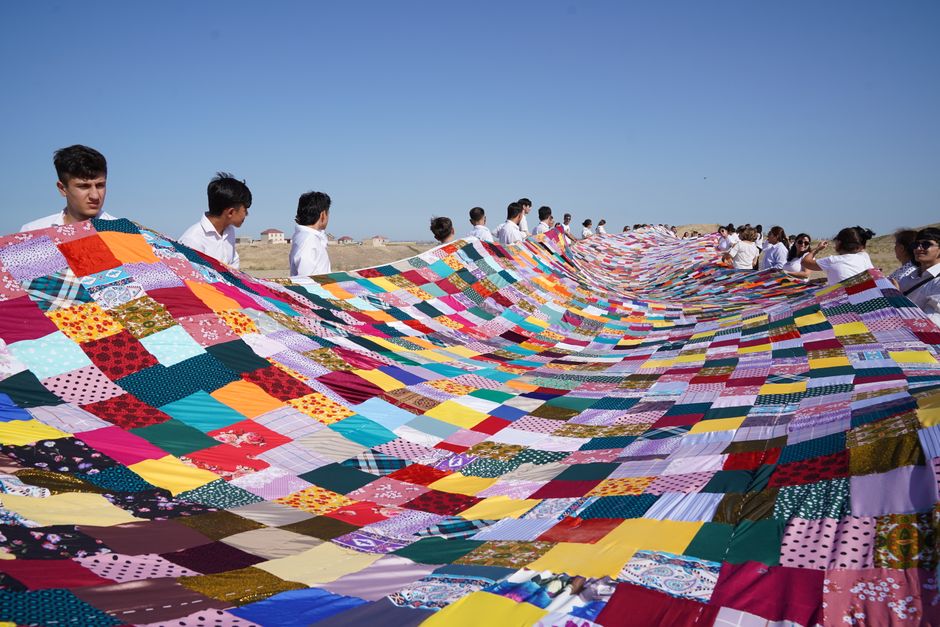 Feestelijke sfeer met levendige patchwork gordijnen. Feestelijke sfeer met levendige patchwork gordijnen.
